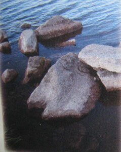 Камни у берега озера Шарташ