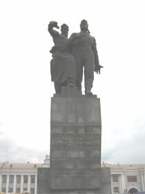 Памятник уральскому танковому добровольческому корпусу, под варежкой. Современный вид